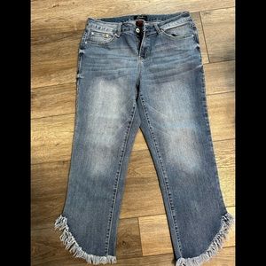 Earl frayed hem crops